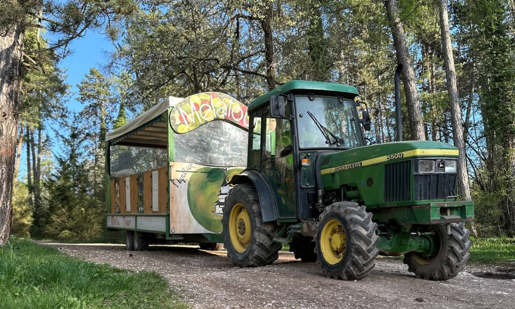 mela tour, trattore con rimorchio che porta turisti a fare un tour ai due laghi di coredo